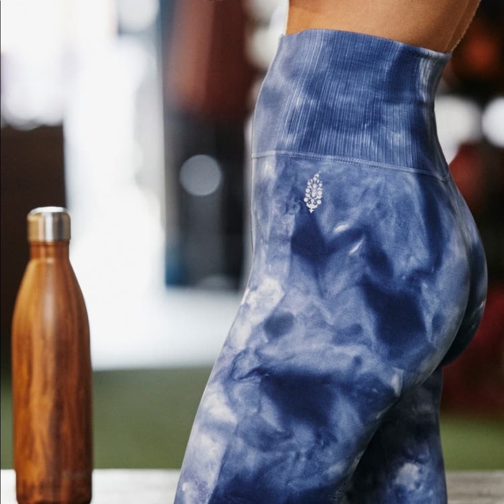 Free People FP Movement Good Karma Blue Tie Dye Leggings NEW - Picture 9 of 11